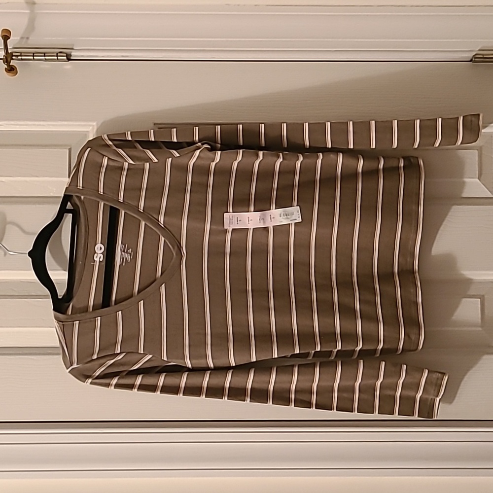 SO WOMENS JUNIOR SIZE V-NECK GREEN AND WHITE STRIPE LONG SLEEVE TEE SIZE SMALL
